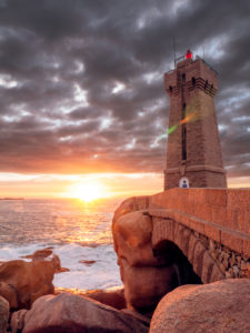 Die Côte de Granit Rose mit imposanten, rosafarbenen Granitfelsen und dem Leuchtturm Phare de Ploumanach Die Côte de Granit Rose mit imposanten, rosafarbenen Granitfelsen und dem Leuchtturm Phare de Ploumanach